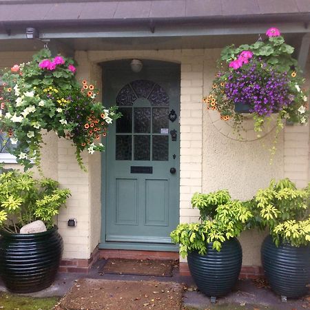 Mere Cottage B & B Alsager Bagian luar foto